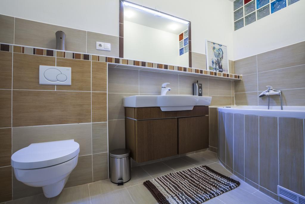 Luxury Air-Conditioned Rooms In Old Town Bratislava Exterior foto